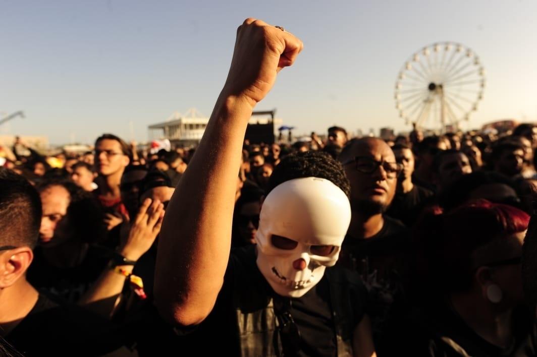 Fã com máscara de caveira curte show de metal no Rock In Rio 2019 - Bruna Prado/ UOL