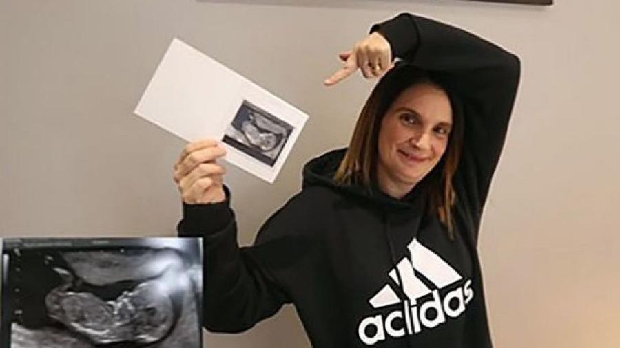 Sue Radford mostra foto do ultrassom - Reprodução/Youtube