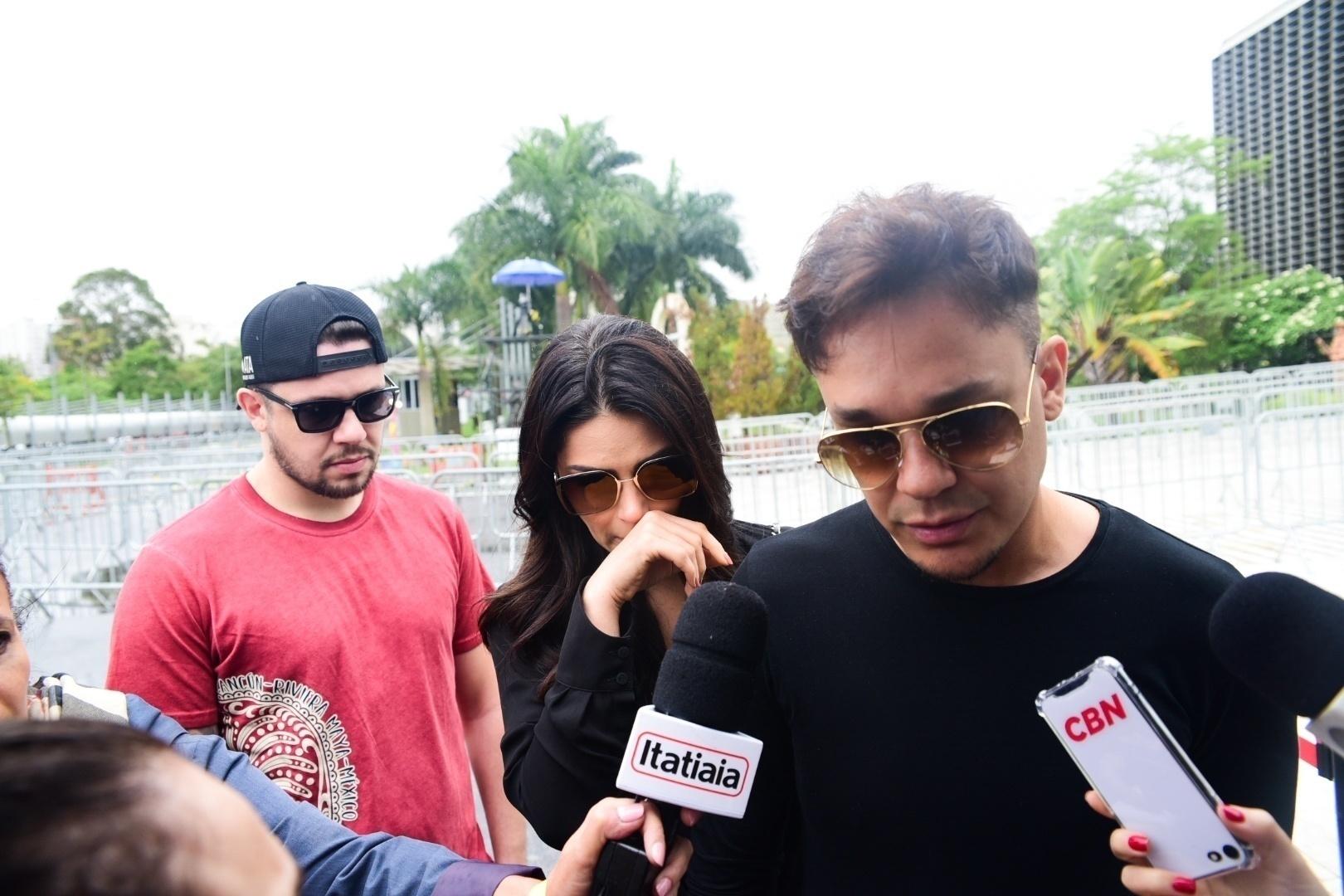 Bruno e Leandro (KLB) e Natália chegam a velório - Leo Franco / AgNews