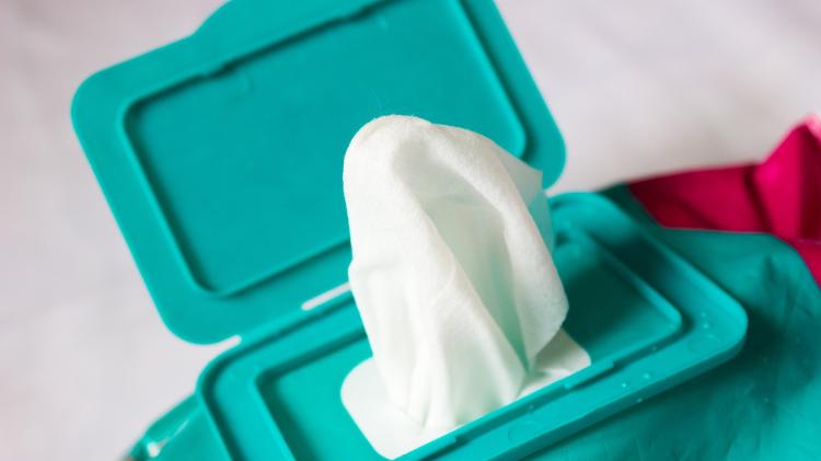 lenço umedecido - iStock - iStock