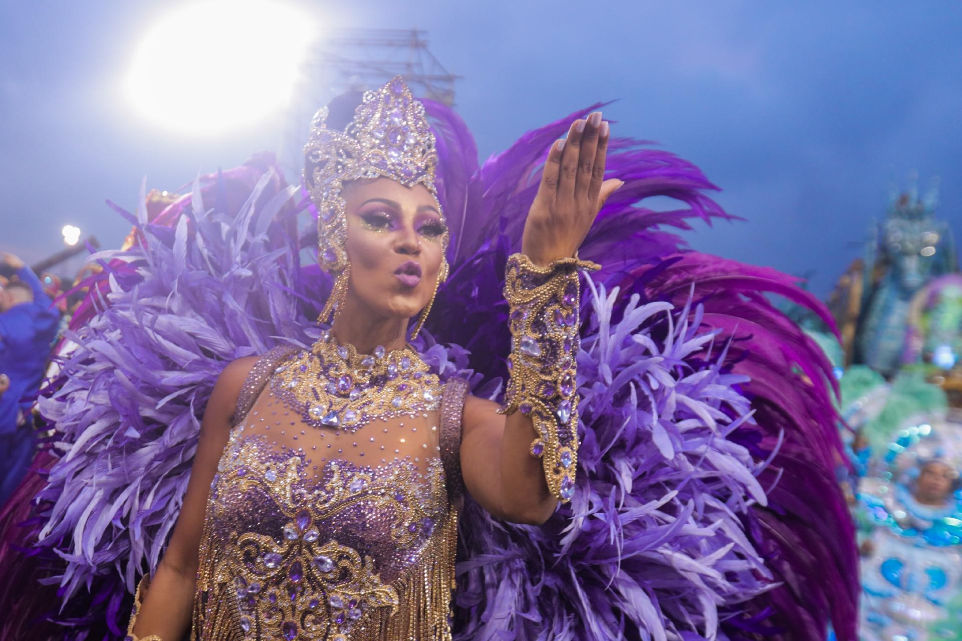 Império de Casa Verde desfila no Anhembi, no começo da manhã de sábado - Ricardo Matsukawa/UOL