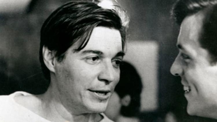 Tom Jobim conversa com Roberto Quartin nos anos 1960 - Reprodução - Reprodução