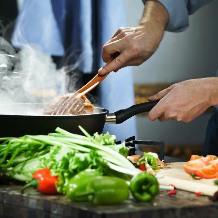 Cozinhar legumes e verduras - iStock - iStock