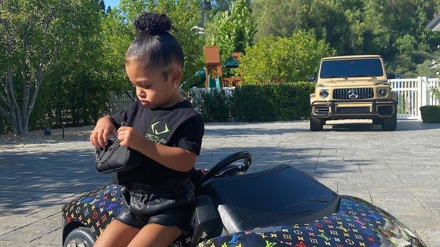 Filha de Kylie Jenner ao lado de carro com logo da Louis Vuitton - Reprodução/Instagram
