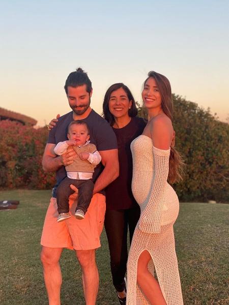 Alok posa ao lado da família em publicação no Instagram - Reprodução/Instagram @hildanovais