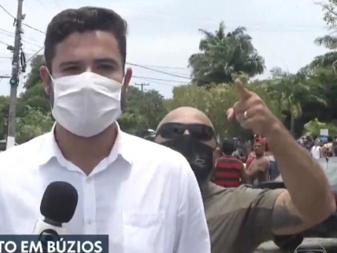 Globo lixo': homem interrompe repórter e xinga emissora ao vivo