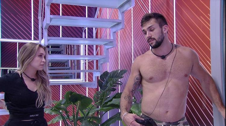 BBB 21: Carla e Arthur conversam na porta do quarto colorido - Reprodução/Globoplay - Reprodução/Globoplay