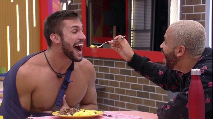 Projota dando comida na boca de Arthur - Reprodução/Globoplay - Reprodução/Globoplay