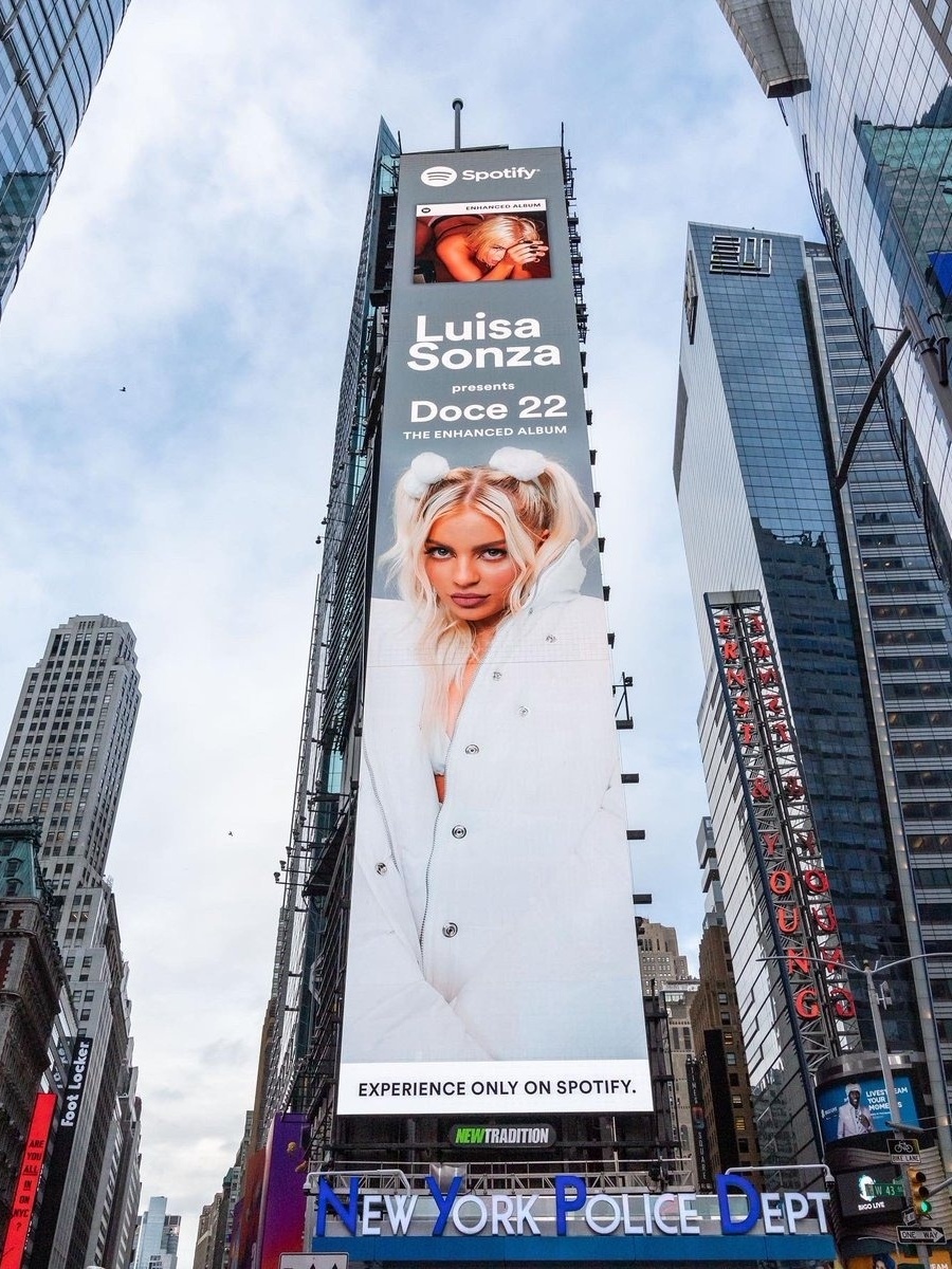 Doce 22: Novo álbum de Luísa Sonza bate recorde e tem outdoor em NY