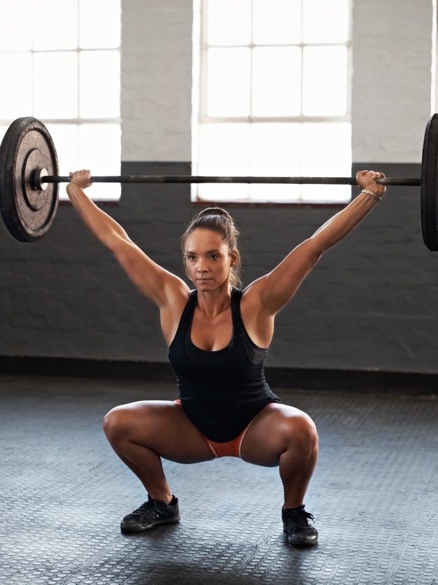 mulher prepara para levantar peso na academia estilo Cross Photos