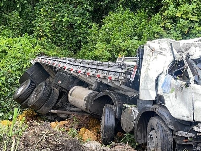 Caminhoneiro famoso rifa caminhão arqueado com 17 multas e 87 pontos