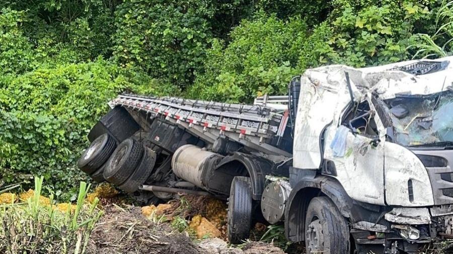 O caminhão arqueado estava carregado de batatas e foi praticamente destrúido com o tombamento  - Reprodução