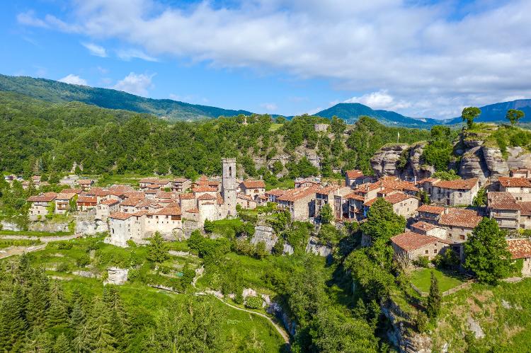 Vista general de Rupit, villa medieval rodeada de naturaleza.  Cataluña, Osona España - KarSol/Getty Images/iStockphoto - KarSol/Getty Images/iStockphoto