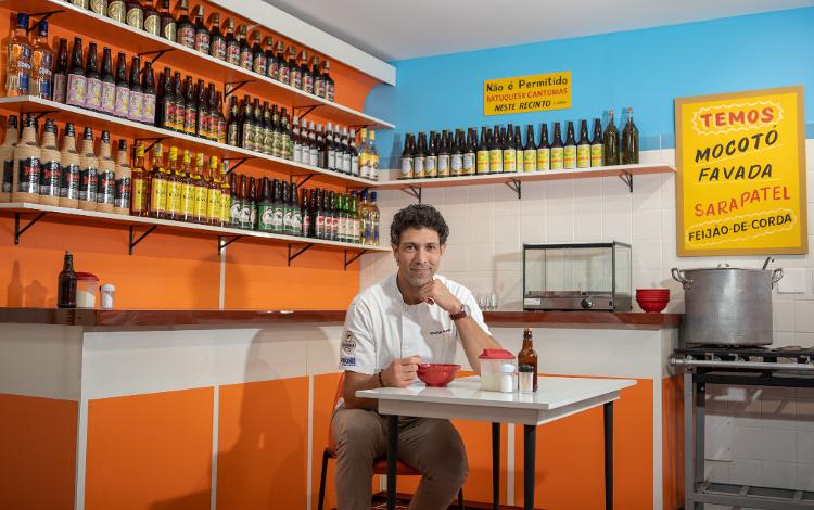 O chef Rodrigo Oliveira, e a reprodução do bar que deu origem ao Mocotó