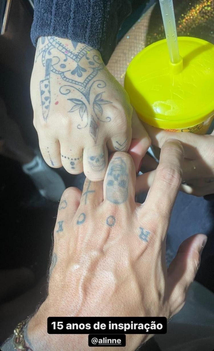 Caio Castro e Alinne Rosa mostram tatuagem