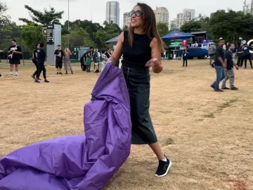 Mulher perde a paciência com sofá inflável em festival: 'Melhor uma canga'