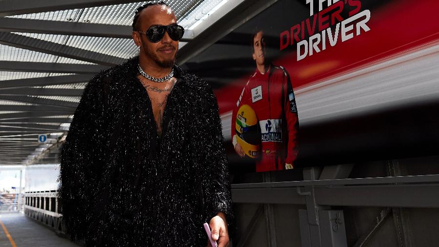 Lewis Hamilton exibe um dos seus looks polêmicos antes do Grande Prêmio do Bahrein 