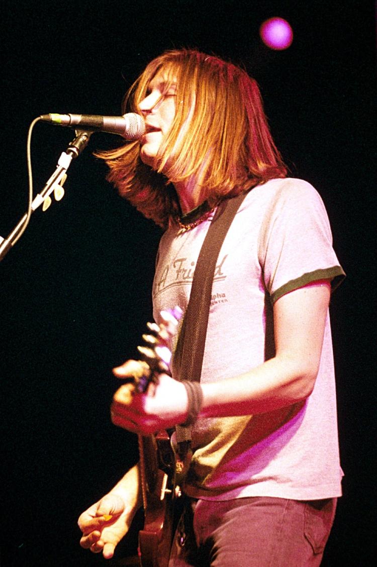 Evan Dando à frente dos Lemonheads durante show em Londres em 1993