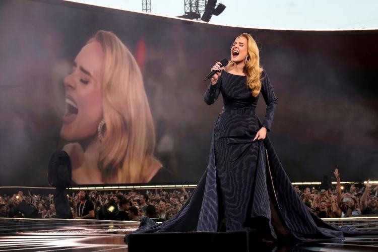 Adele é acusada de plagiar a canção 'Mulheres', conhecida na voz de Martinho da Vila