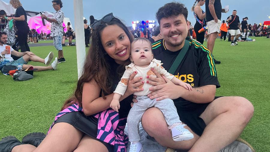 O casal Thiago de Almeida, 27, e Monique Melgaço, 30, levou a pequena Luna ao seu primeiro Rock in Rio