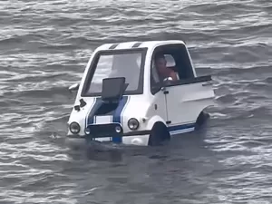 Carro ou barco? Veículo no litoral de SP viraliza e vira alvo da polícia 