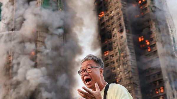 Incêndio atinge complexo de prédios em Hong Kong