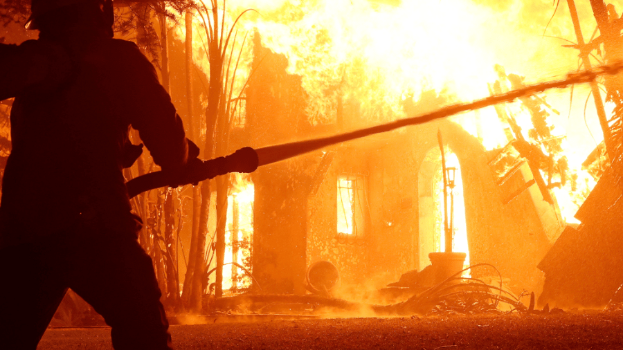 Incêndio devasta Palisades, em Los Angeles - UOL/Flash