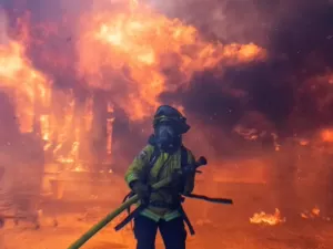 Incêndios se aproximam da Calçada da Fama e outros marcos de Hollywood