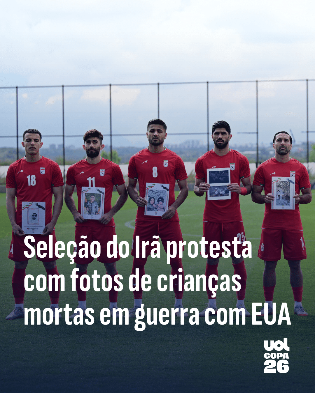 Seleção do Irã protesta com fotos de crianças mortas em guerra com os EUA