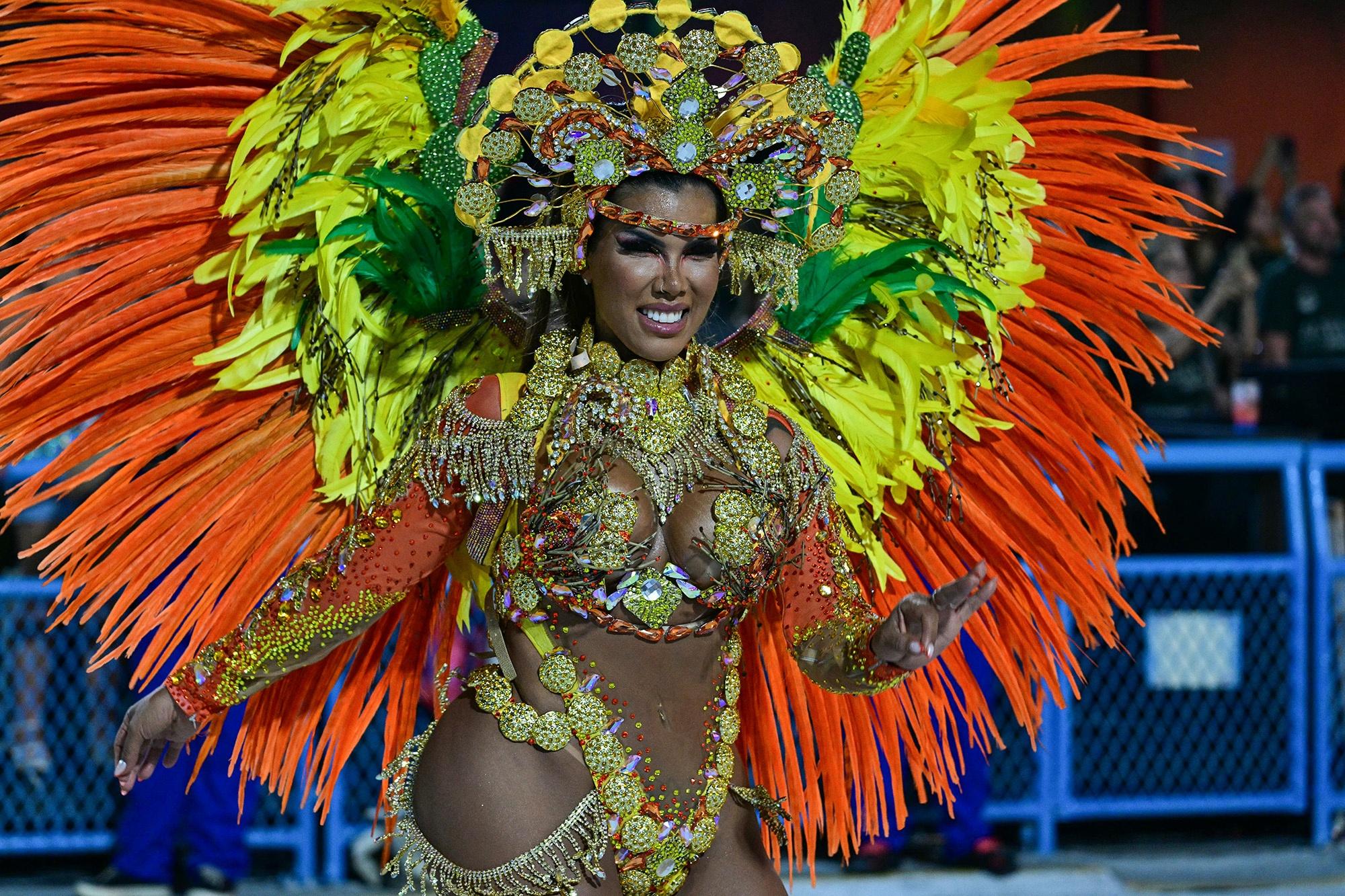 15.fev.2026 - Com enredo sobre o presidente Lula, Acadêmicos de Niterói abre os desfiles de carnaval do Grupo Especial no Rio - undefined