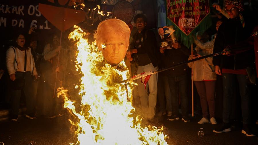 Boneco Trump queimado em manifestação em São Paulo