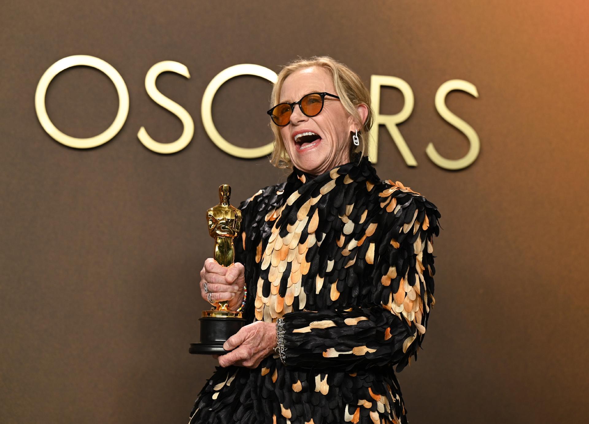 Amy Madigan com o Oscar - undefined