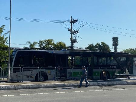 Ônibus atingido por avião na zona oeste de São Paulo