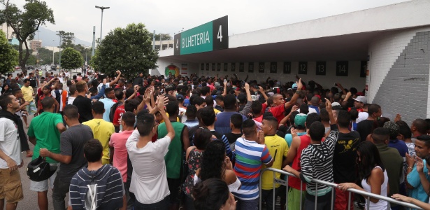 Torcedores causam confusão no Maracanã durante venda de ingressos para jogo do Fla - DANIEL CASTELO BRANCO/AGÊNCIA O DIA/ESTADÃO CONTEÚDO