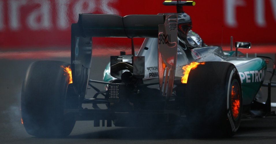 30.out - Pneus do carro do alemão Nico Rosberg pegam fogo durante treino para o GP do México. Piloto terminou o ano como vice-campeão mundial