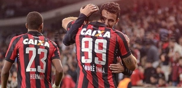 André Lima é abraçado por Pablo após abrir o placar na Arena da Baixada - Gustavo Oliveira/Site Oficial do Atlético-PR
