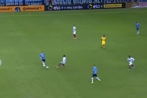 Arthur faz 2-1 e avança para marcar o gol em Grêmio x Fluminense - Reprodução - Reprodução