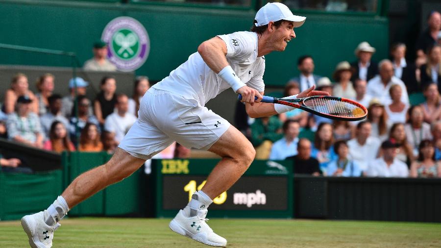 Andy Murray se esforça para conseguir devolução em jogo contra Fabio Fognini - Glyn Kirk/AFP