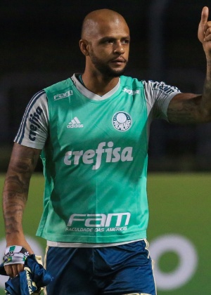 Felipe Melo volta após três meses, é ovacionado e declara amor ao Palmeiras