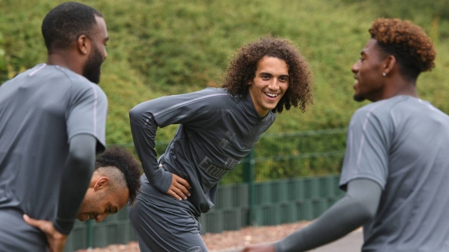 Matteo Guendouzi (ao centro) em seu primeiro treino no Arsenal - Stuart MacFarlane/Arsenal FC via Getty Images