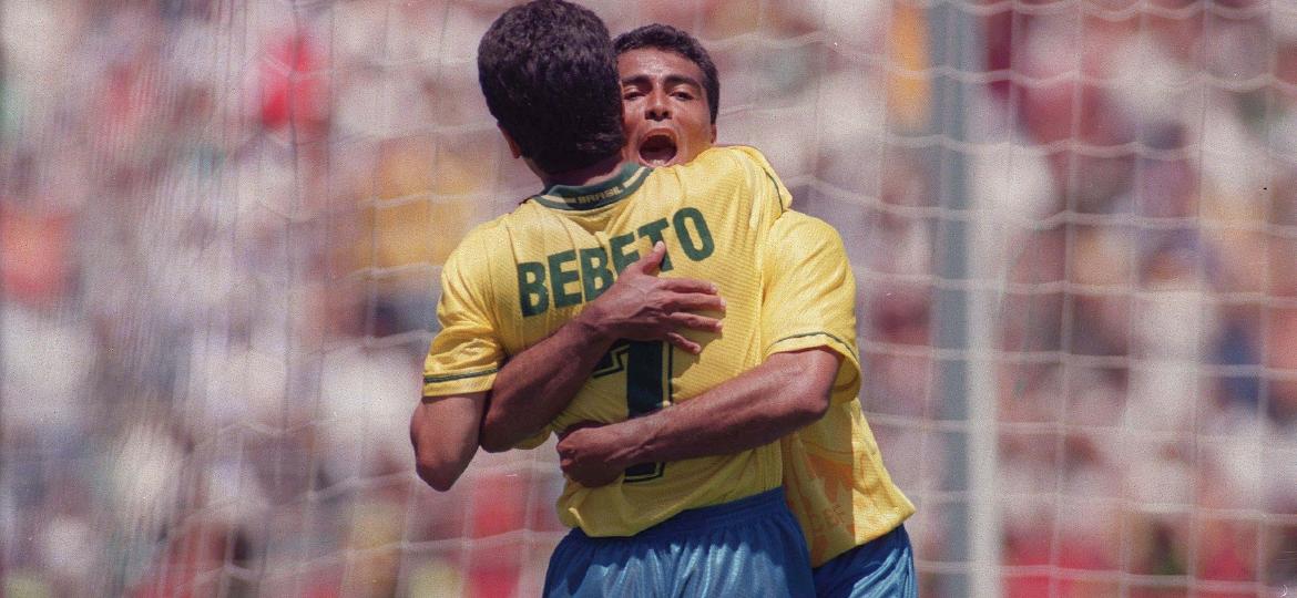 Romário e Bebeto se abraçam na Copa do Mundo de 1994; dupla de ataque foi fundamental para o tetra - Antônio Gaudério/Folhapress