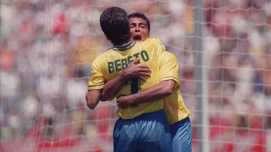 Romário e Bebeto se abraçam na Copa do Mundo de 1994 - Antônio Gaudério/Folhapress