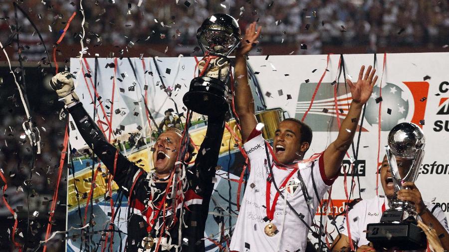 Rogério Ceni e Lucas Moura comemoram título da Copa Sul-Americana de 2012 - Nacho Doce/Reuters