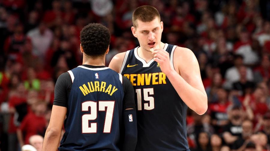 Jamal Murray e Nikola Jokic durante vitória do Denver Nuggets sobre o Portland Trail Blazers - Steve Dykes/Getty Images/AFP