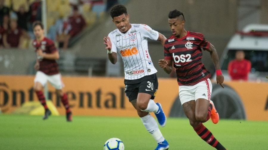 Júnior Urso e Bruno Henrique disputam bola durante Flamengo x Corinthians - Alexandre Vidal / Flamengo