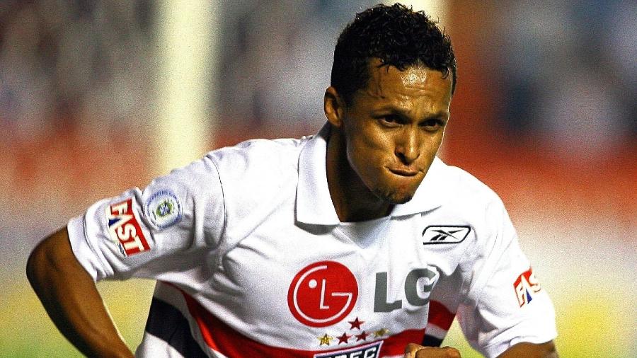 Souza, durante jogo do São Paulo em 2007, quando foi lateral-direito e camisa 10 da equipe - Rubens Cavallari/Folhapress
