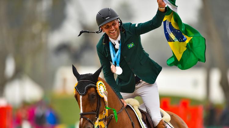 Carlos Parro comemorando bronze na prova de saltos pelo hipismo do Pan de 2019