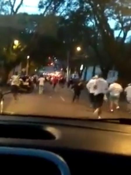 Briga entre torcedores de Atlético-MG e Athletico Paranaense filmada de dentro de carro - Reprodução