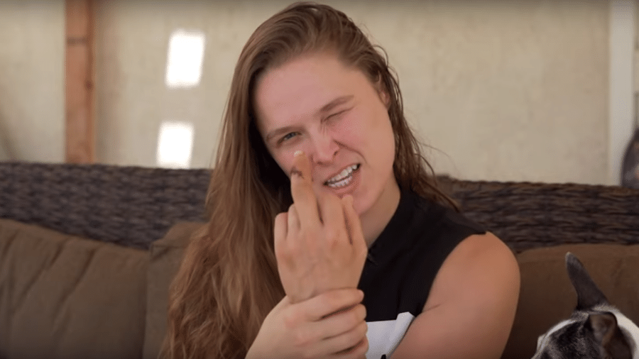 Ronda Rousey publicou vídeo após cirurgia no dedo - Reprodução/YouTube