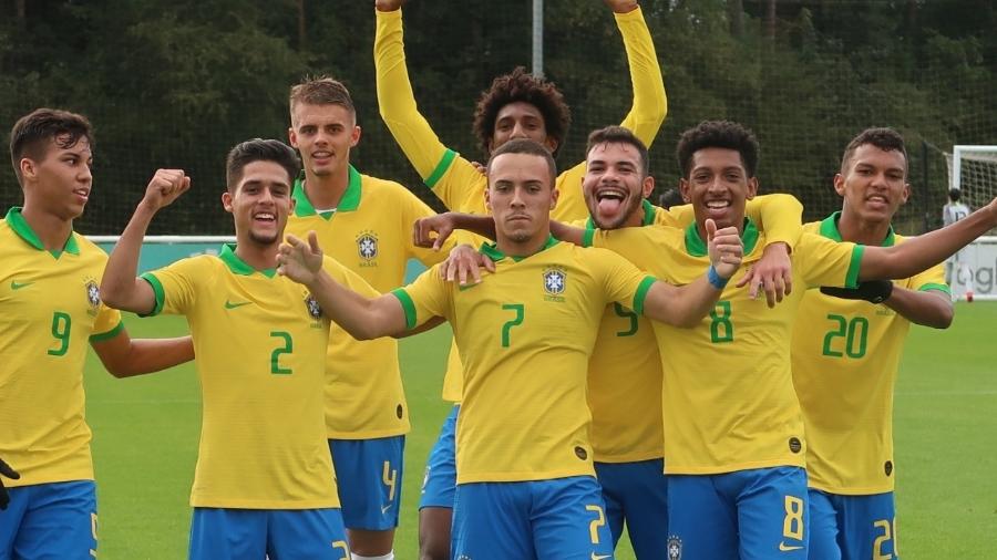 Peglow comemora com com a camisa da seleção brasileira Sub-17 - Bruno Pacheco/CBF